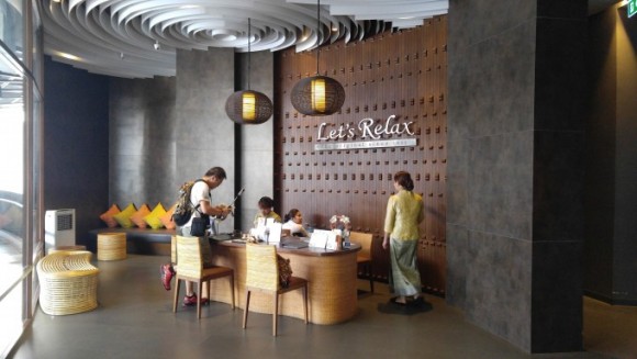 按摩店是Let’s Relax,於泰國有很多分店,就曼谷就有7間了,我們到了 kidzania 對面的Siam Square 1 的分店。始終不是resort類型的按摩店,環境都是一般商場格局的裝潢,以木色為主調,感覺舒適,按摩師手勢不俗。值得一讚的是做完後的小茶點,不是一後的餅乾果茶,而是皓禧爸一直想食的芒果糯米飯,味道好得令他一讚再讚,還戲言想添食呢!