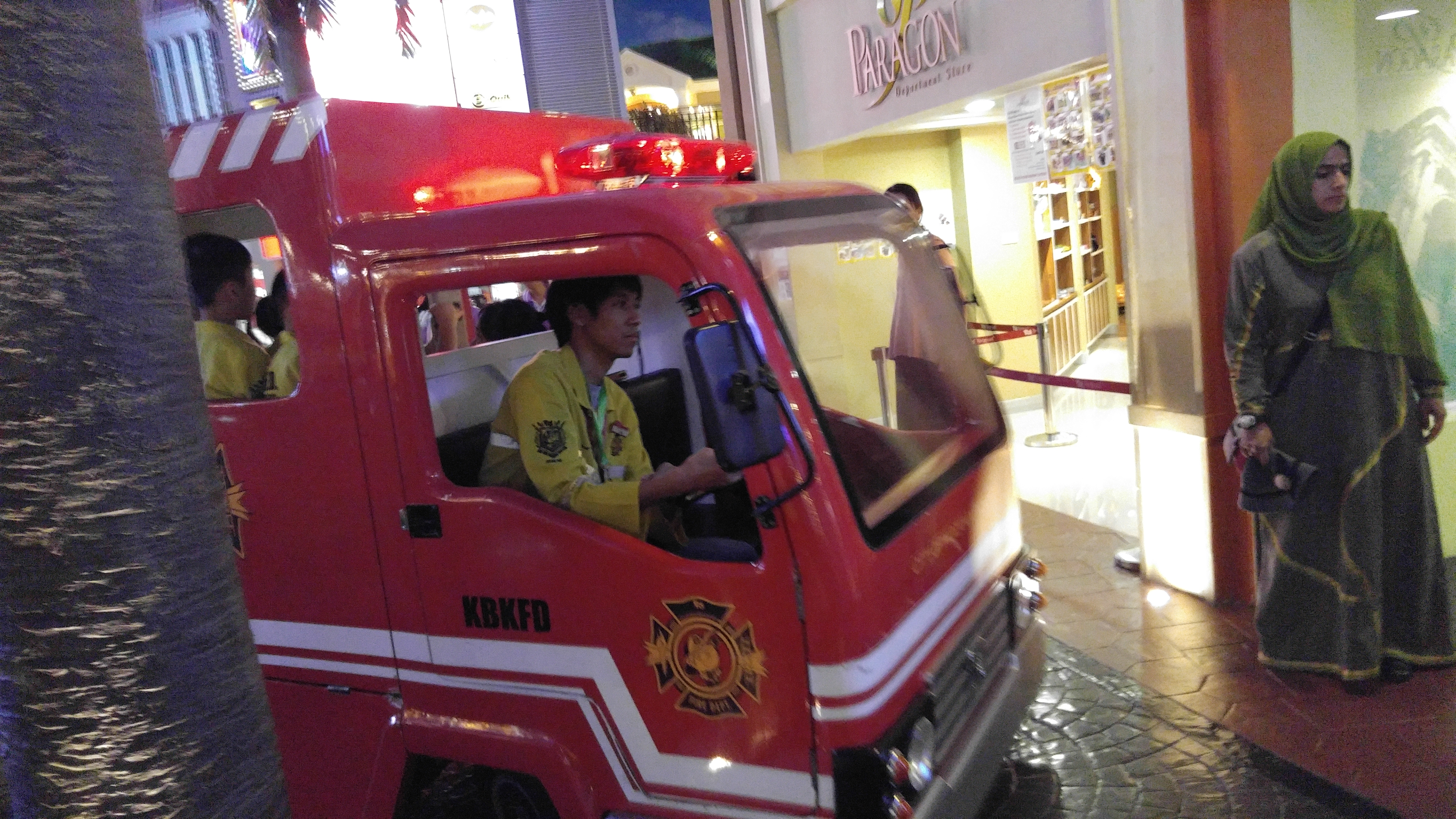 消防車很忙碌,不時會見他響着警號穿過大街小巷,接載一車車的小小消防員來往火場。
