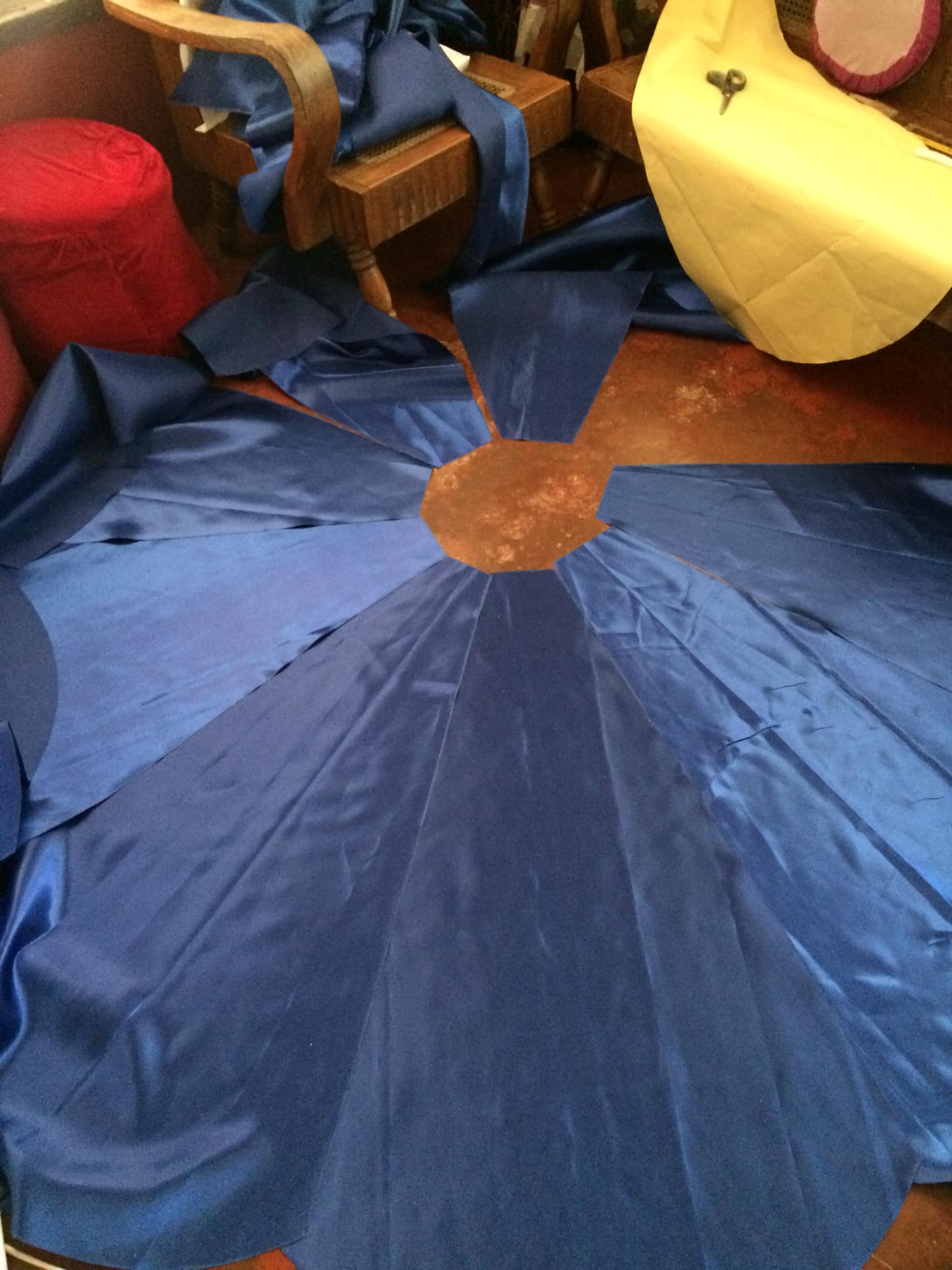 哥哥準備給Asey的裙子開始成形了!
