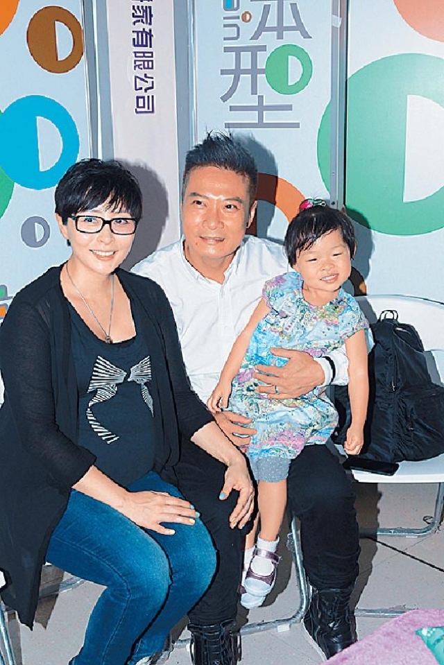 2012年,汤盈盈跟钱嘉乐双喜临门,拉埋天窗兼一击即中成功制造爱情结晶