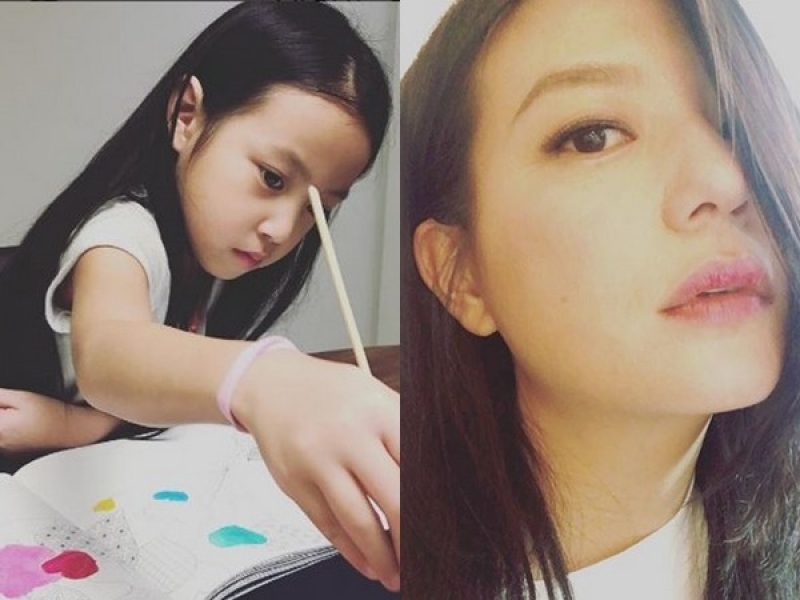 内地演员赵薇和丈夫黄有龙结婚后,在2010年生下女儿黄新(小四月).