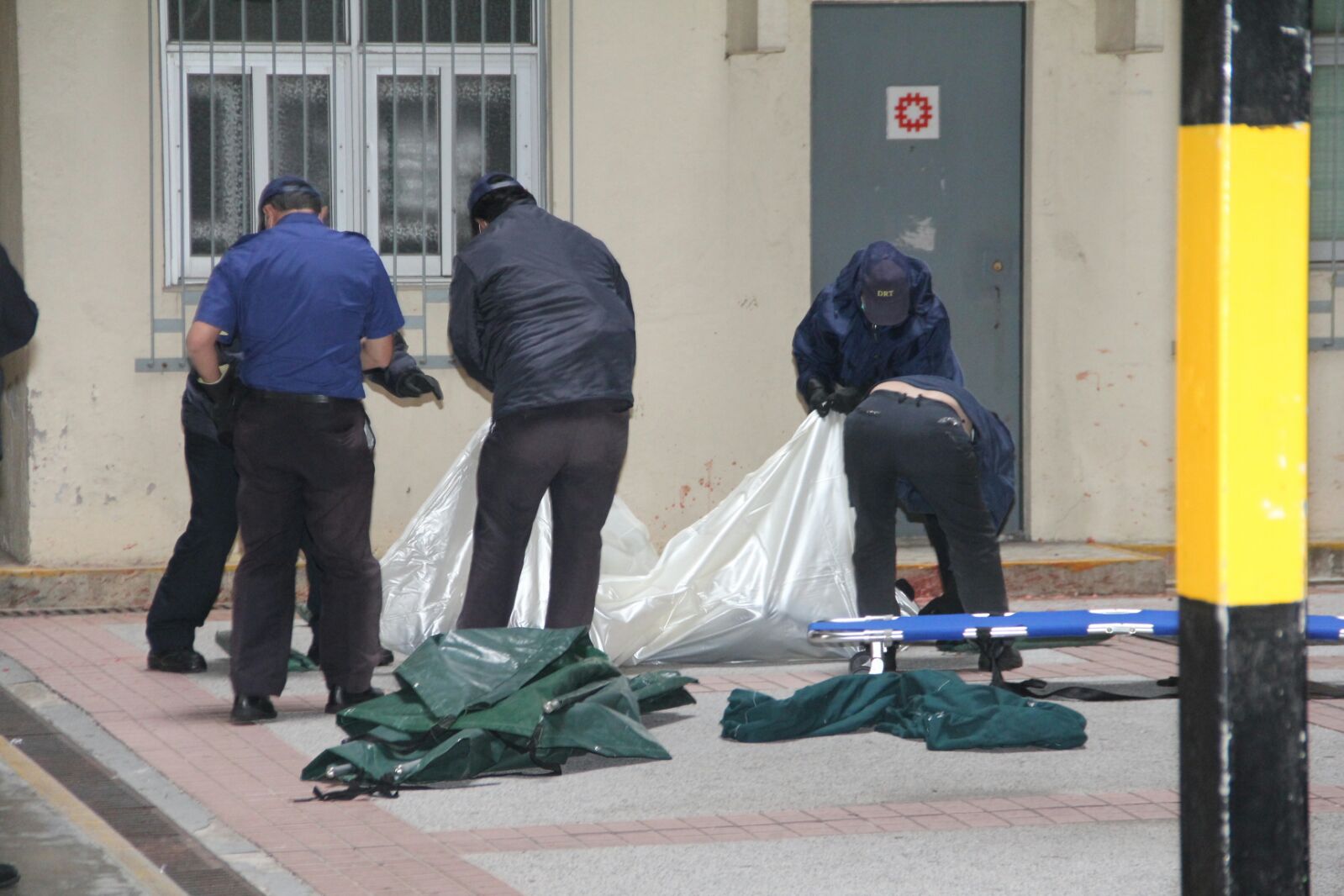 今早7时左右,一名约12岁身穿校服的男童,在香港仔华富邨华景楼轻生,并